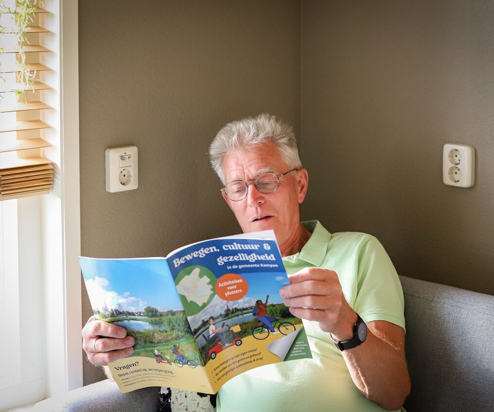 Man leest magazine Bewegen, Cultuur en Gezelligheid